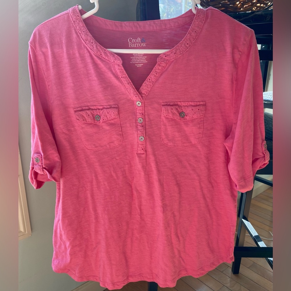 EUC Croft & Barrow Barbie pink short sleeve vneck top